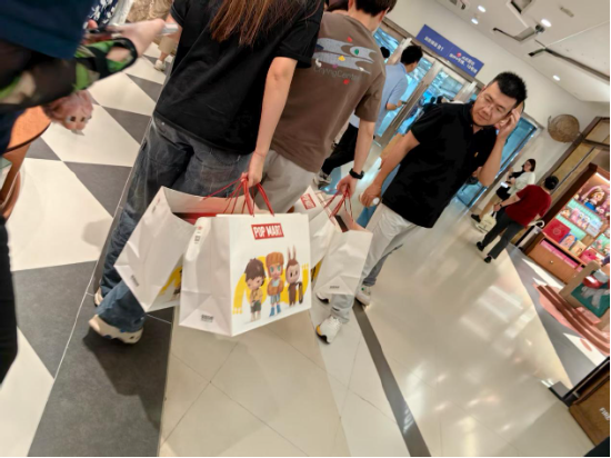 七夕送礼卷疯了！迷你Labubu开售：提货排长队，黄牛去哪了？-第3张图片-悦刻网上商城官方网站-正品优惠，尽在悦刻官方网站
