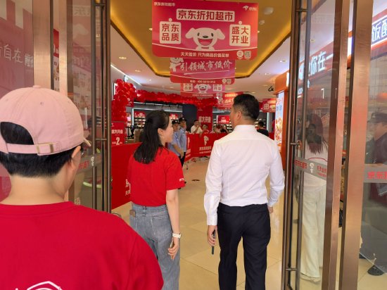 刘强东现身宿迁：逛京东折扣超市，明日四店同开-第3张图片-悦刻网上商城官方网站-正品优惠，尽在悦刻官方网站