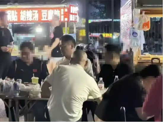 刘强东回乡48小时：吃烧烤、看球赛，为自家超市站台-第3张图片-悦刻网上商城官方网站-正品优惠，尽在悦刻官方网站