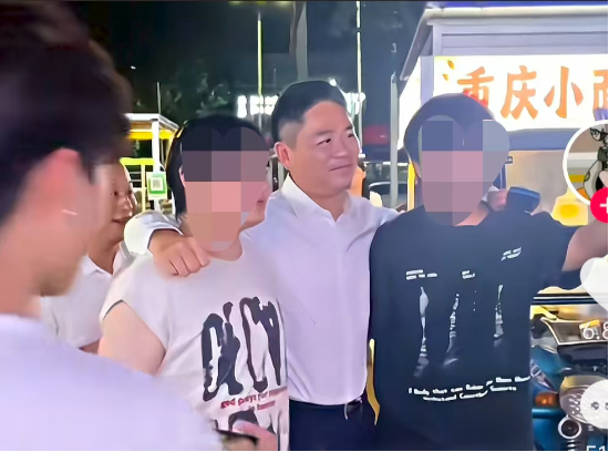 刘强东回乡48小时：吃烧烤、看球赛，为自家超市站台-第4张图片-悦刻网上商城官方网站-正品优惠，尽在悦刻官方网站