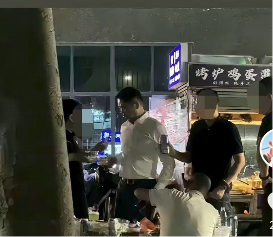刘强东回乡48小时：吃烧烤、看球赛，为自家超市站台-第5张图片-悦刻网上商城官方网站-正品优惠，尽在悦刻官方网站