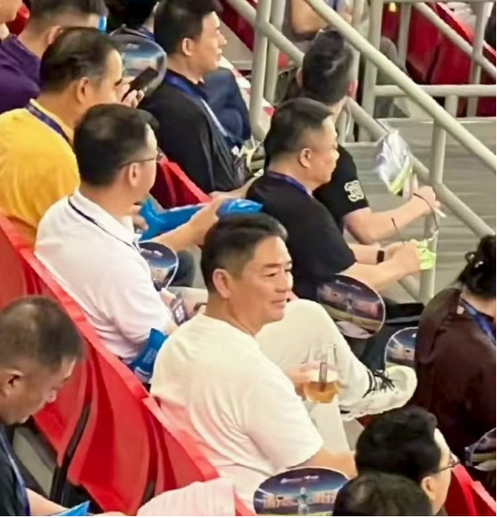 刘强东回乡48小时：吃烧烤、看球赛，为自家超市站台-第6张图片-悦刻网上商城官方网站-正品优惠，尽在悦刻官方网站