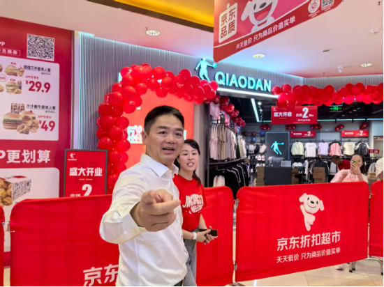 刘强东回乡48小时：吃烧烤、看球赛，为自家超市站台-第8张图片-悦刻网上商城官方网站-正品优惠，尽在悦刻官方网站