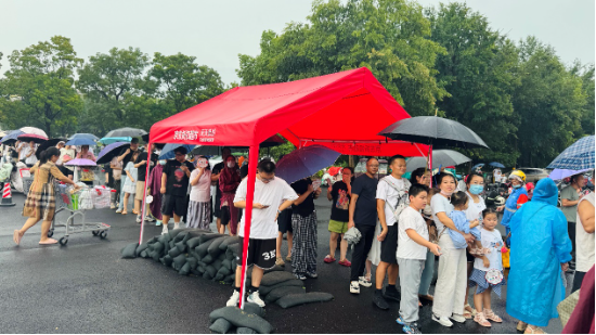 刘强东回乡48小时：吃烧烤、看球赛，为自家超市站台-第9张图片-悦刻网上商城官方网站-正品优惠，尽在悦刻官方网站