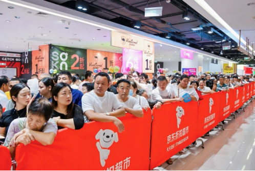 刘强东回乡48小时：吃烧烤、看球赛，为自家超市站台-第11张图片-悦刻网上商城官方网站-正品优惠，尽在悦刻官方网站