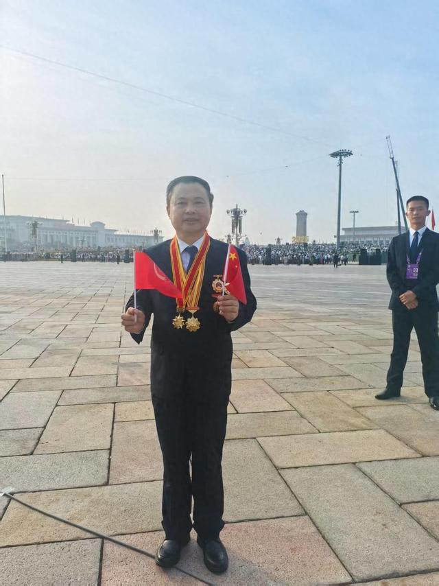 天能控股集团董事长张天任受邀观礼：国家的强大，是每个人最坚实的底气-第2张图片-悦刻网上商城官方网站-正品优惠，尽在悦刻官方网站